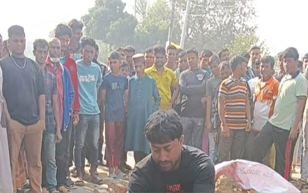 ট্রাকচাপায় মোটরসাইকেল থেকে ছিটকে পড়ে প্রাণ গেল শিশুর